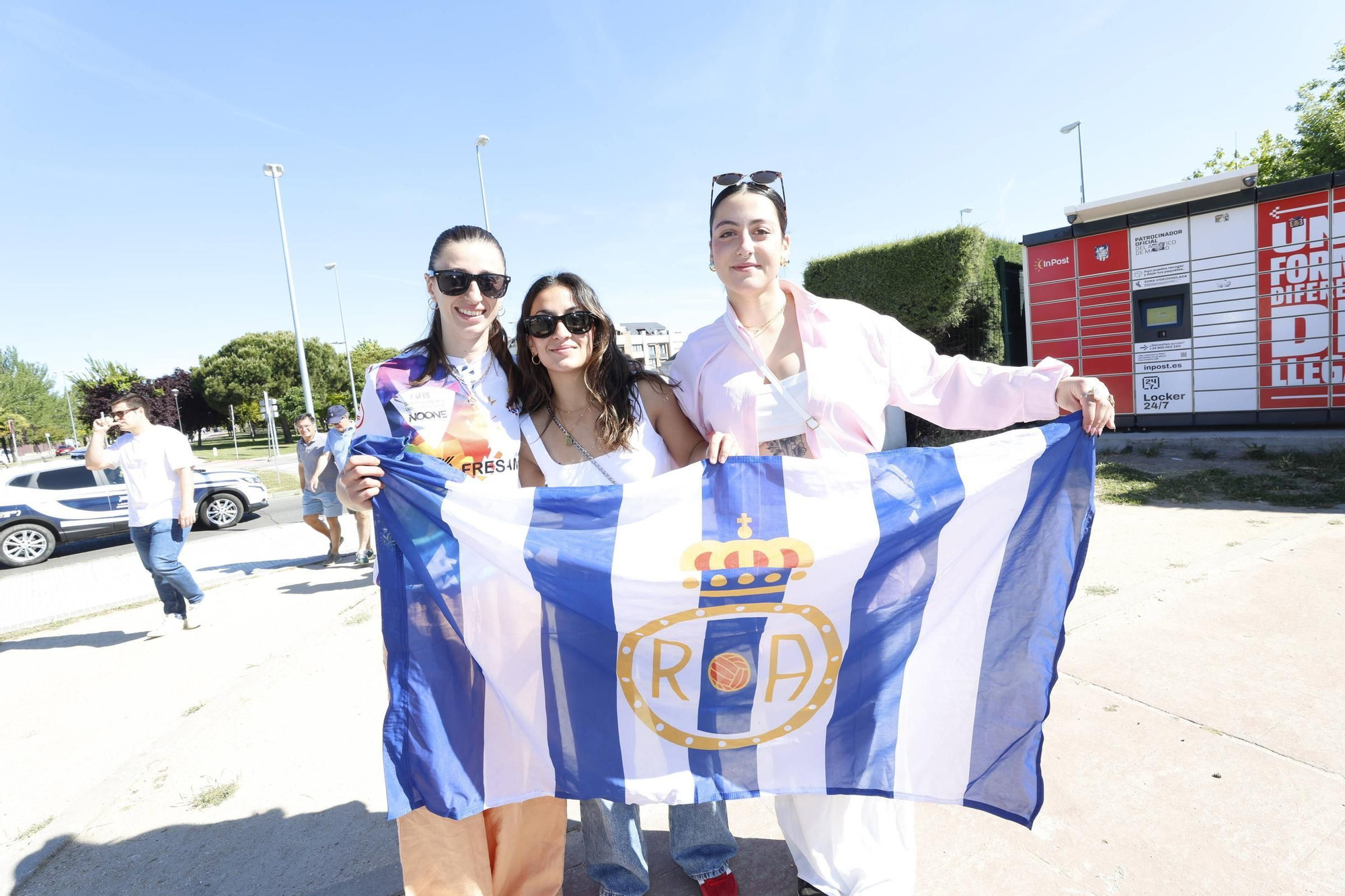 EM IMÁGENES: Multitudinario recibimiento al Avilés en su llegada al campo del Rayo Majadahonda
