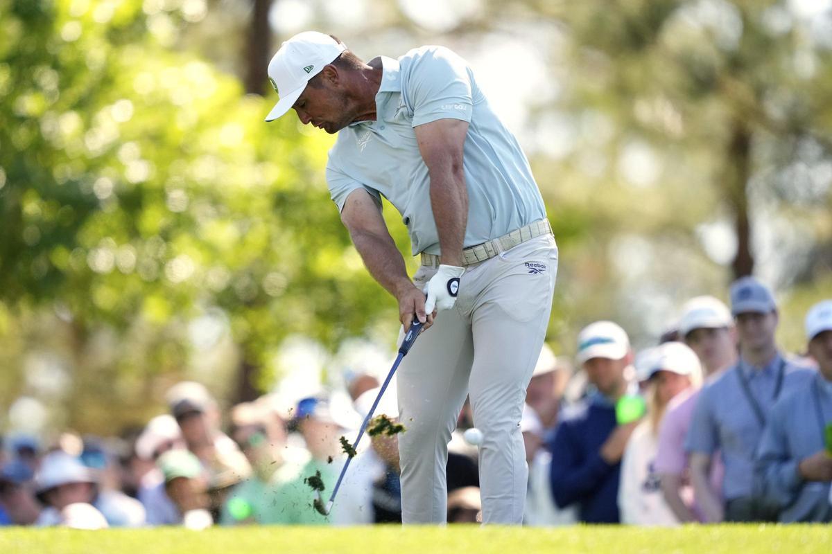 Bryson DeChambeau, en un golpe en la segunda jornada en Augusta