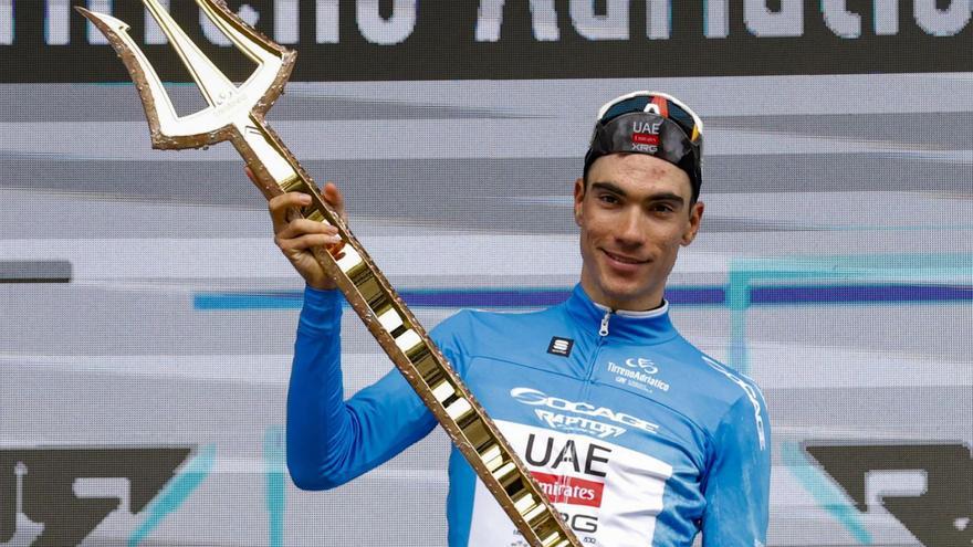 Juan Ayuso levanta el tridente, el trofeo que acredita al campeón. | EFE/EPA/ROBERTO BETTINI