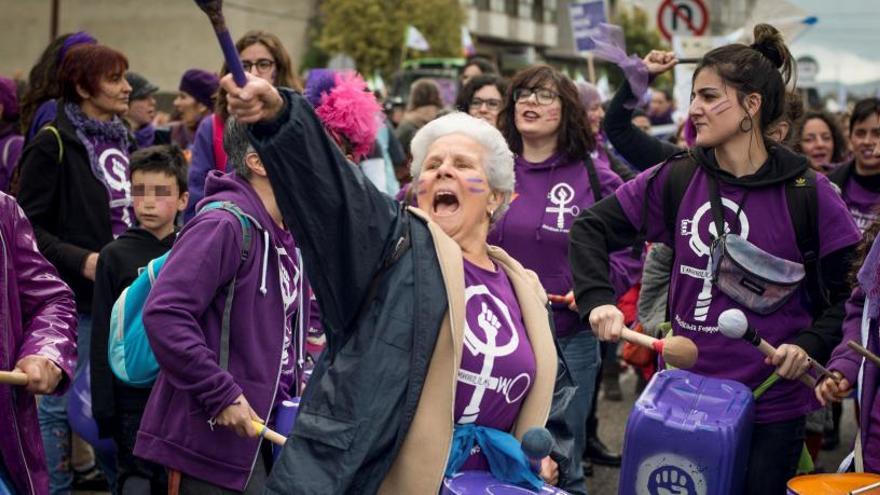 Varias mujeres participan en una marcha en Orense.