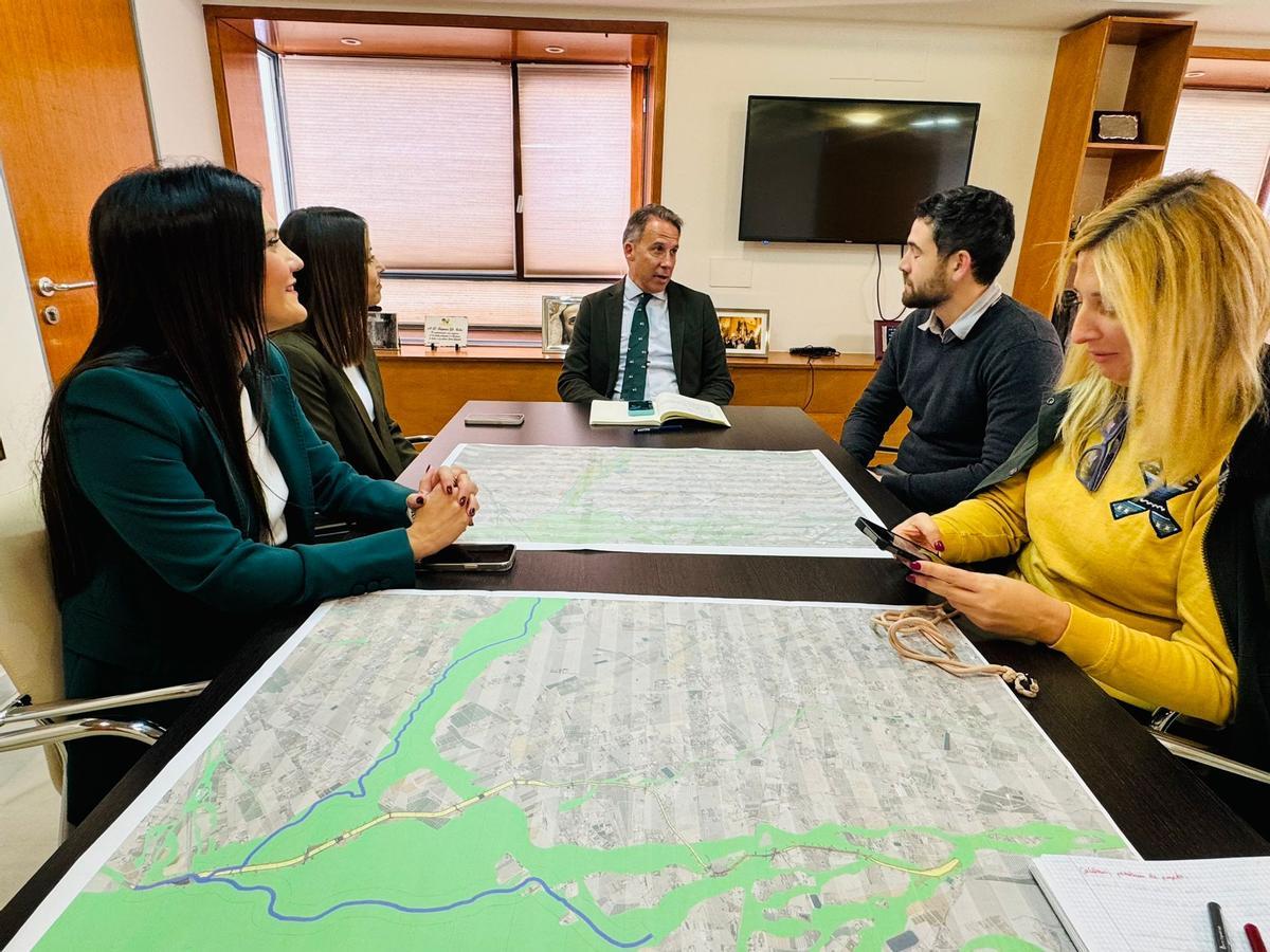 Durante el encuentro se analizaban las zonas de mayor riesgo de inundación del municipio.