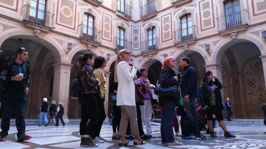 Un grup de turistes estrangers a Montserrat