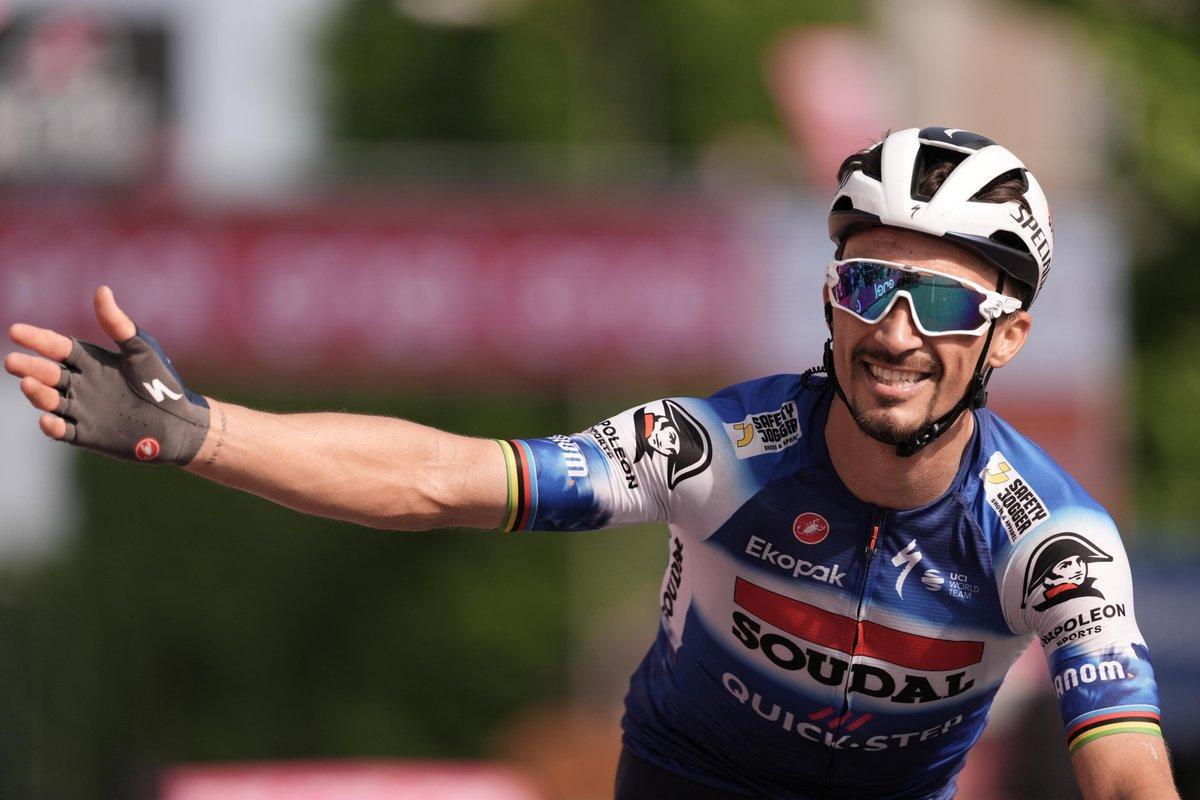 El ciclista francés Julian Alaphilippe celebra la victoria de etapa en el Giro.