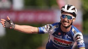 El ciclista francés Julian Alaphilippe celebra la victoria de etapa en el Giro.