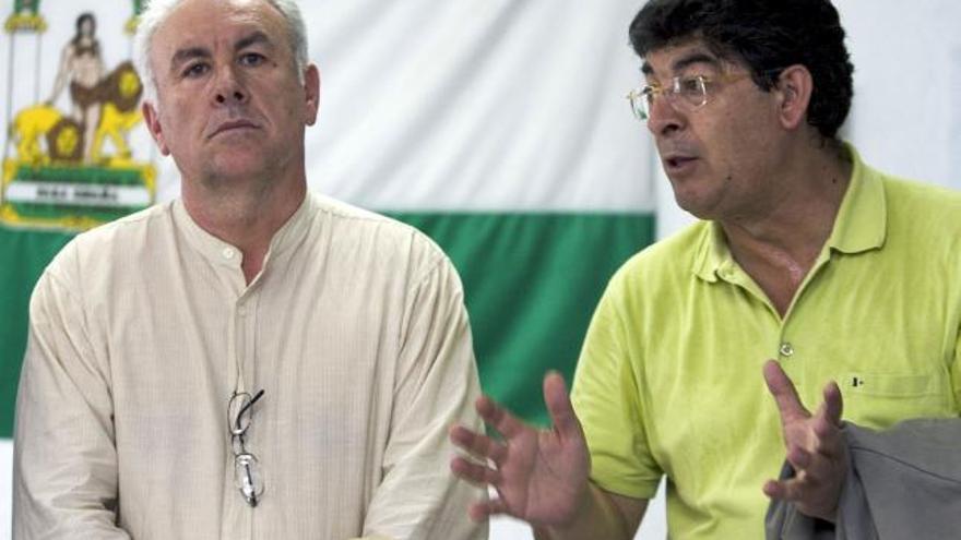 El coordinador general de IU, Cayo Lara (i), y el coordinador andaluz de IU, DIego Valderas (d), durante una reunión hoy con los trabajadores del puerto de Málaga.