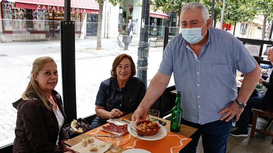 Clientes a punto de comer una cazuela del día