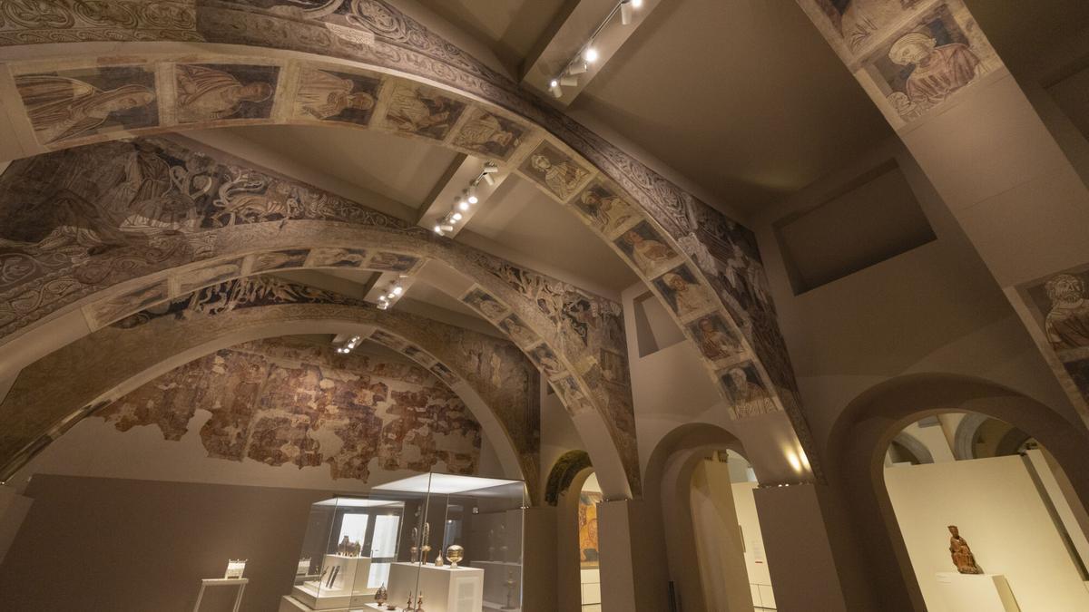 Aspecto de la sala donde el MNAC expone las pinturas murales de la sala capitular de Sijena, este lunes en que el Patronato del Museo Nacional de Arte de Cataluña, ha acordado pedir una "incidencia de ejecución" en sede judicial para informar de la "incapacidad técnica" del museo de llevar a cabo la operación de traslado de las pinturas de Sijena en el plazo establecido por la ley de enjuiciamiento civil ni tampoco técnicamente.EFE/ Marta Pérez