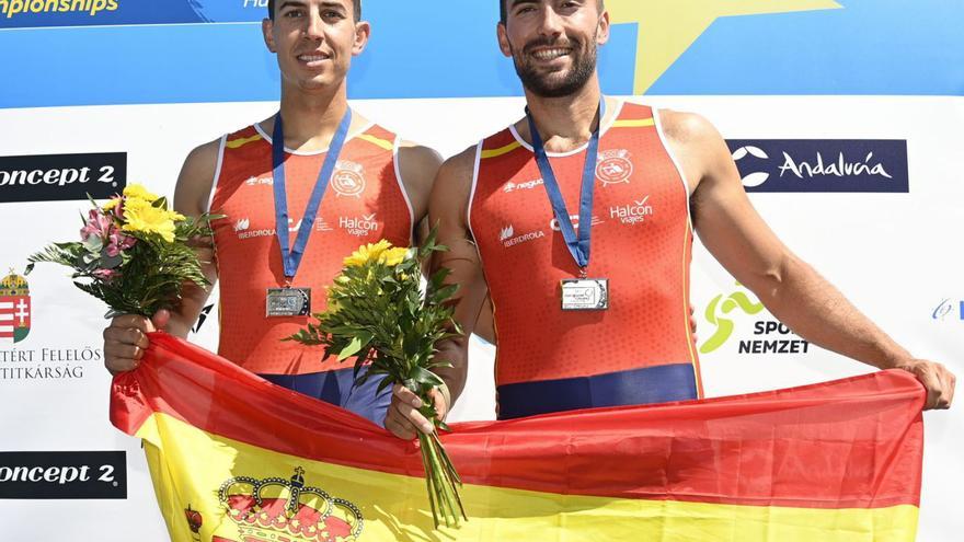 Álex García y Rodrigo Conde, en el podio. |  // TAMAS KOVACS
