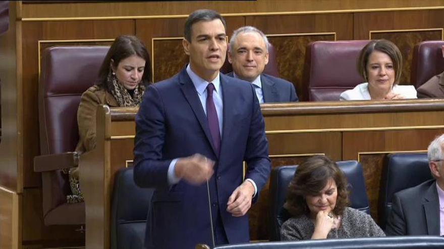 Sánchez y Casado intercambian reproches en el Congreso