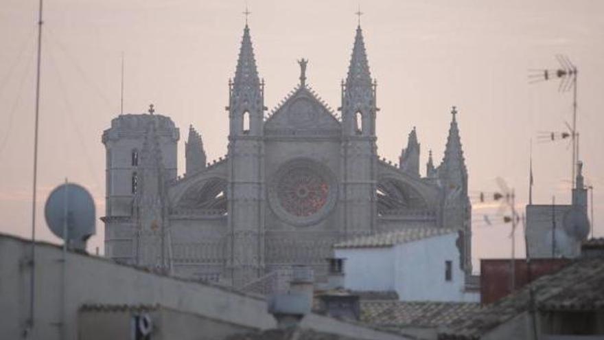 El caleidoscopio de los rosetones de la Seu se debía ver a las 8.19 horas, pero la neblina tapó los rayos de sol.