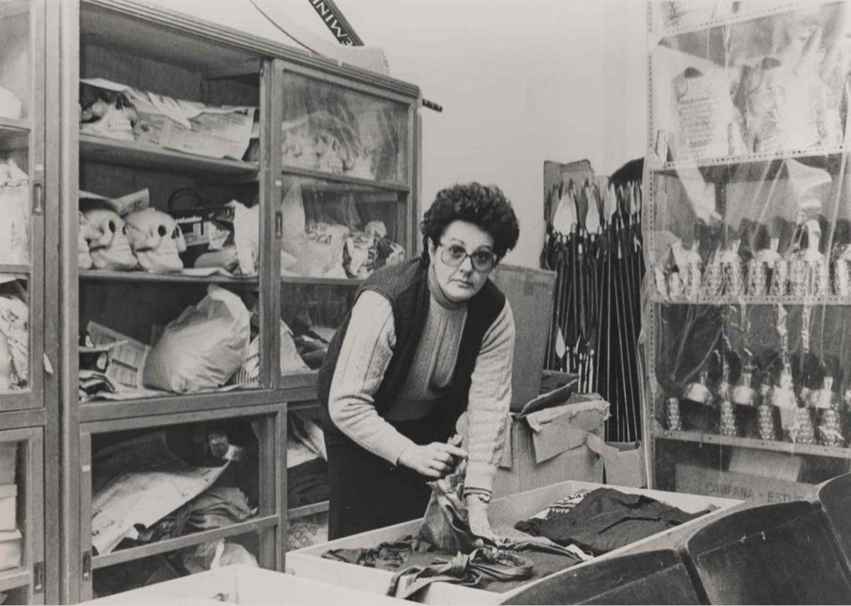 Maria Ruart, ordenant el vestuari de la representació.