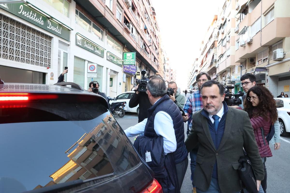 Así ha sido la salida de Carlos Baño de la comisaría de Alicante