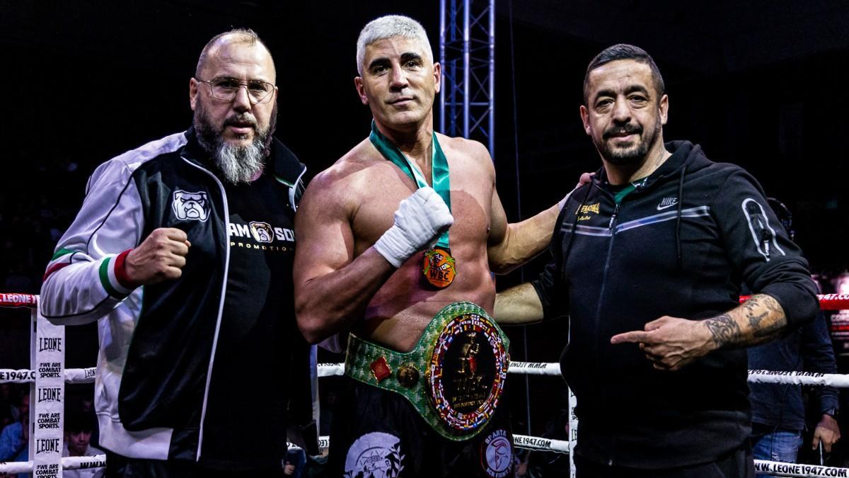 Cesar Córdoba, tras coronarse con el cinturón NKT MuayThay de la WBC