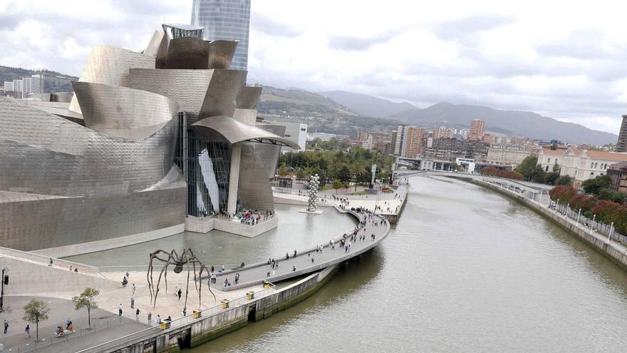 Vista de la ría de Bilbao junto al Museo Guggenheim.