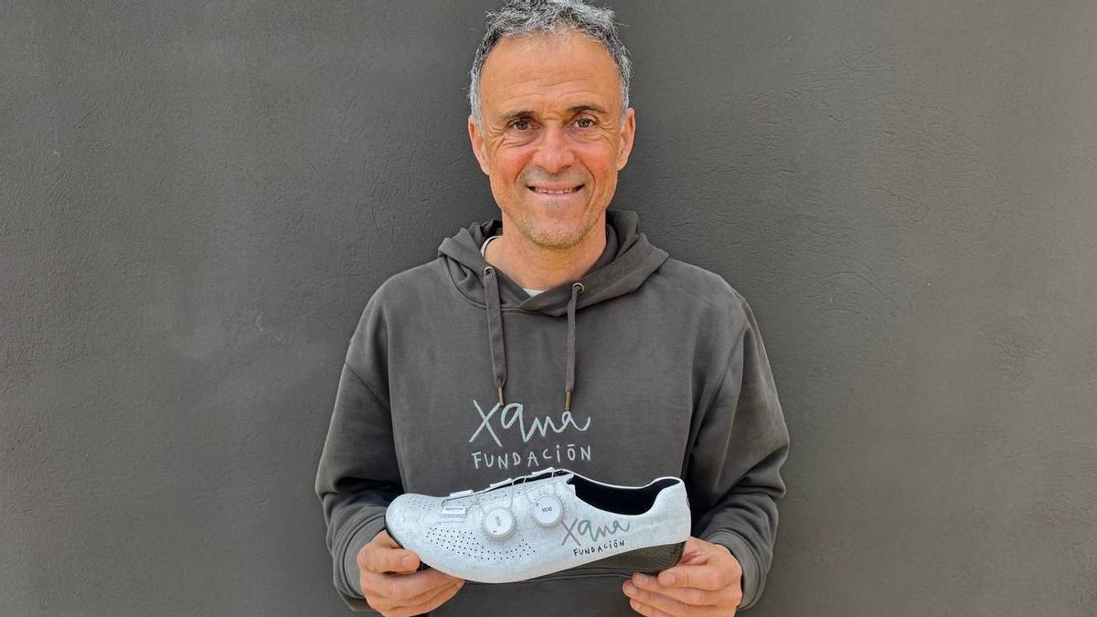 Luis Enrique muestra la zapatilla solidaria en honor a la Fundcación Xana.