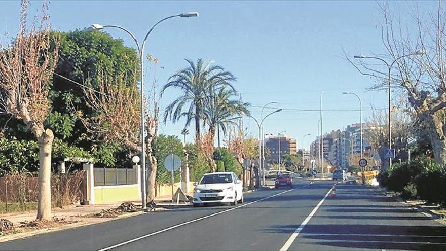 Mutilan árboles para ganar calzada en el reformado vial a les Alqueries