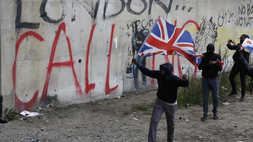 Enfrentamientos entre inmigrantes y policías en Calais