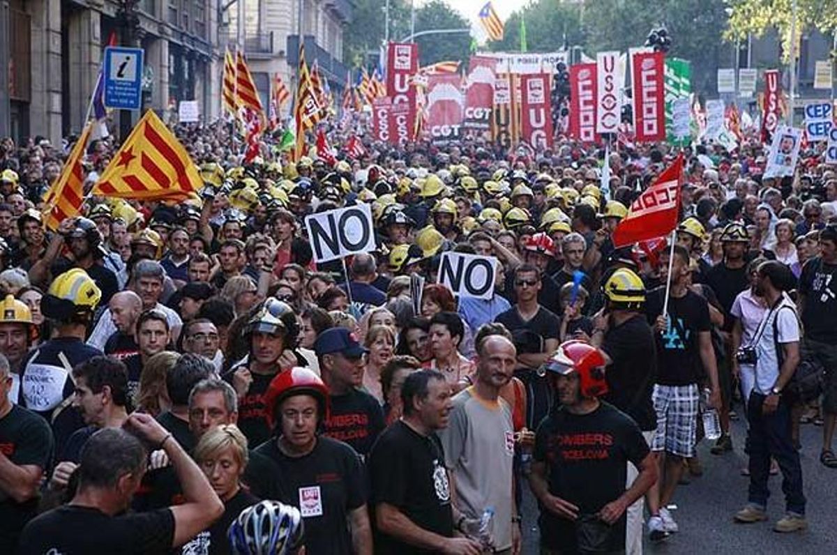 Milers de manifestants s’obren pas per Via Laietana a Barcelona.