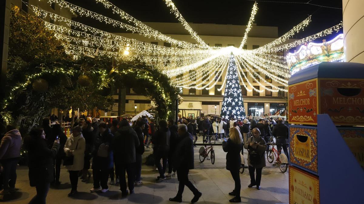 La Navidad ya ha llegado a Zaragoza con el encendido de luces