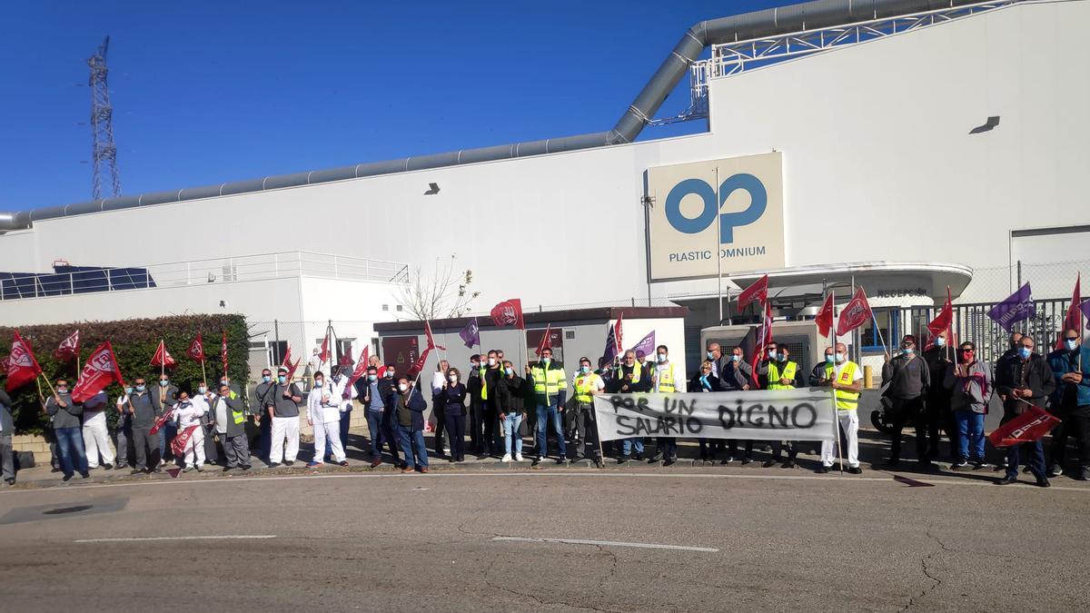 Protesta de trabajadores de Plastic Omnium a las puertas de la factoría