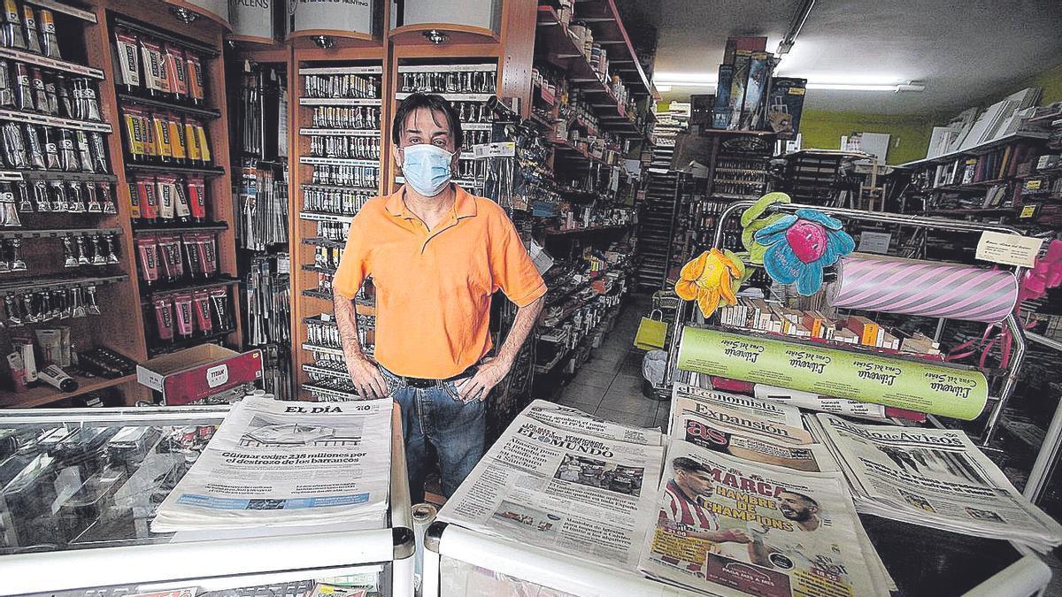 Eugenio Estévez, titular de la Librería Cruz del Señor, en la capital tinerfeña.