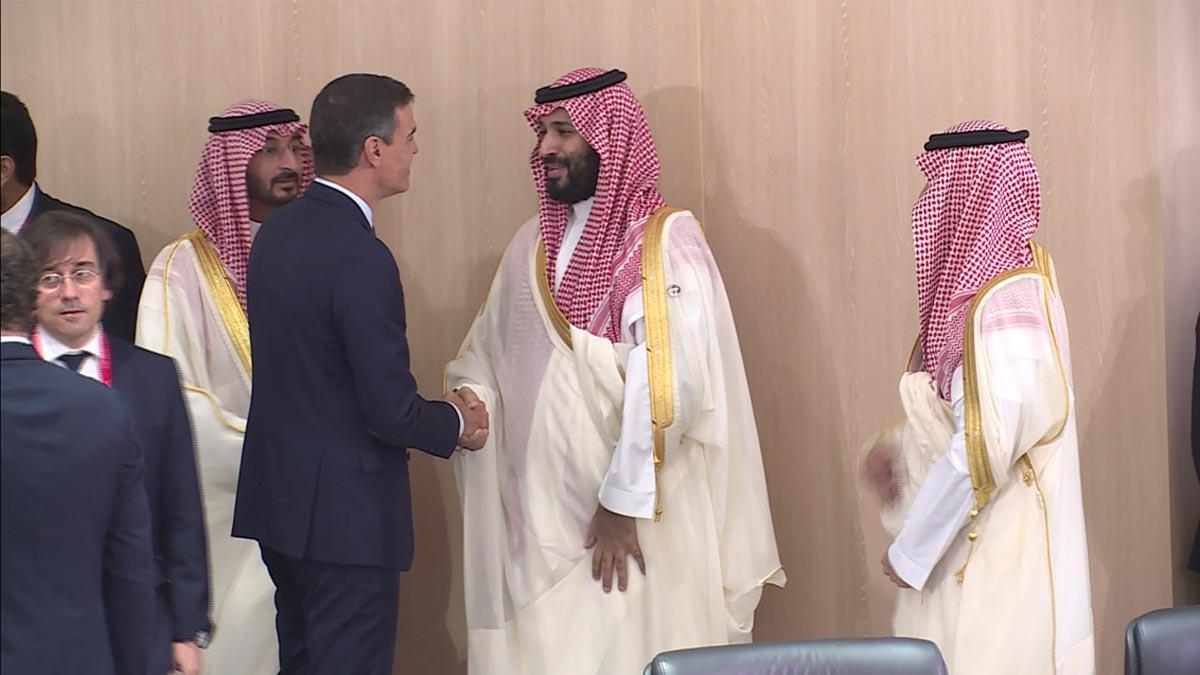 Saludo entre Pedro Sánchez y el príncipe de Arabia Saudí en Osaka