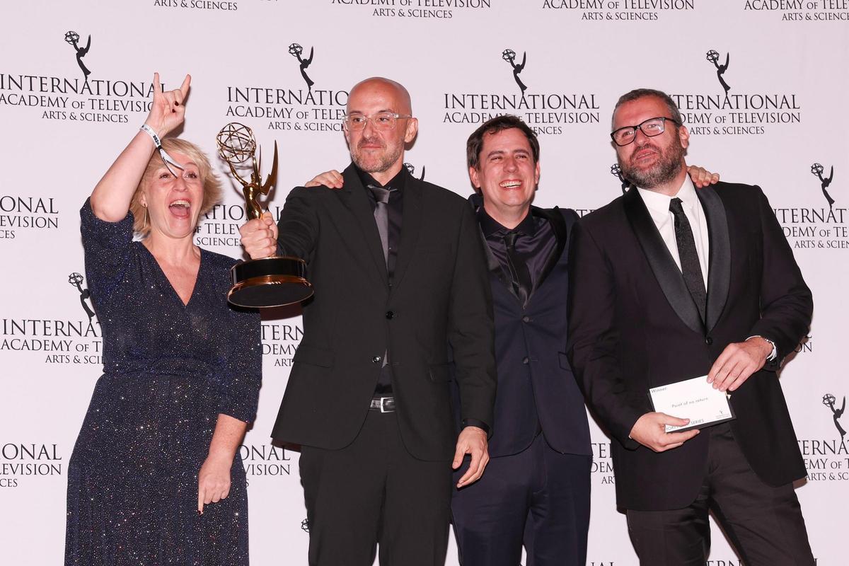 Raúl Gallego Abellán y el productor Medir Plandolit Casals posan con el premio de Serie Corta por 'Punt de no retorn'.