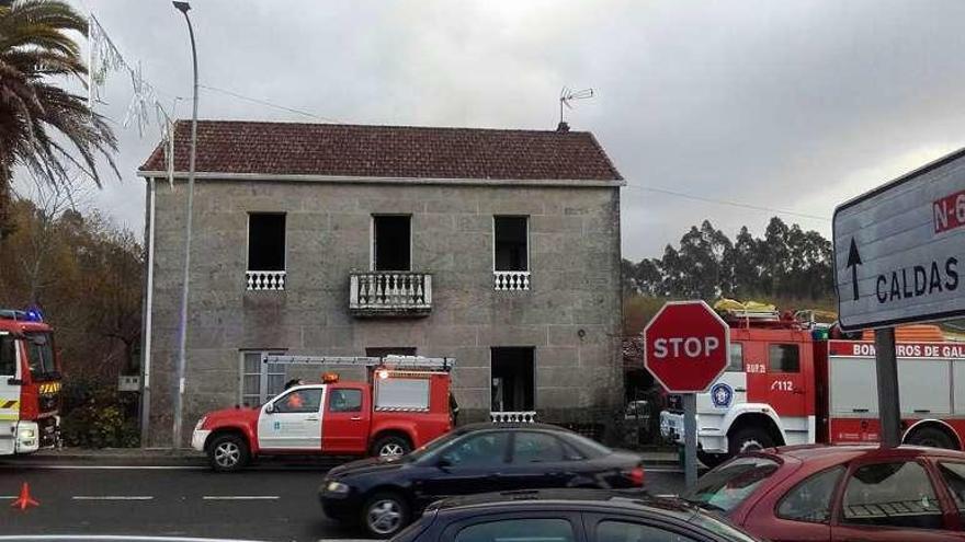 Casa afectada por el incendio originado por una estufa. // G.S.