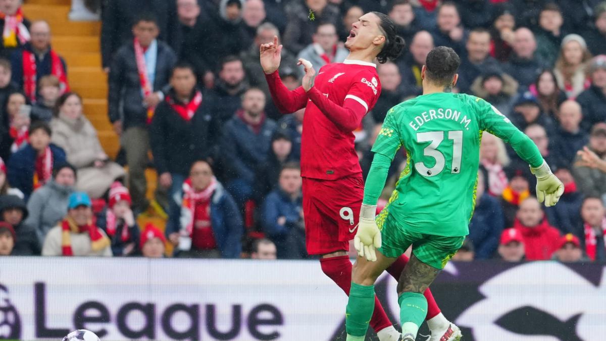 Ederson, en el momento del impacto con Darwin Núñez