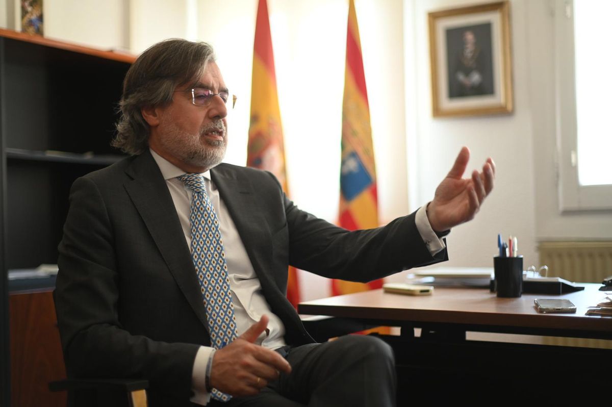 El nuevo presidente del Tribunal Superior de Justicia de Aragón, el magistrado Juan José Carbonero, en el transcurso de la entrevista con este diario.