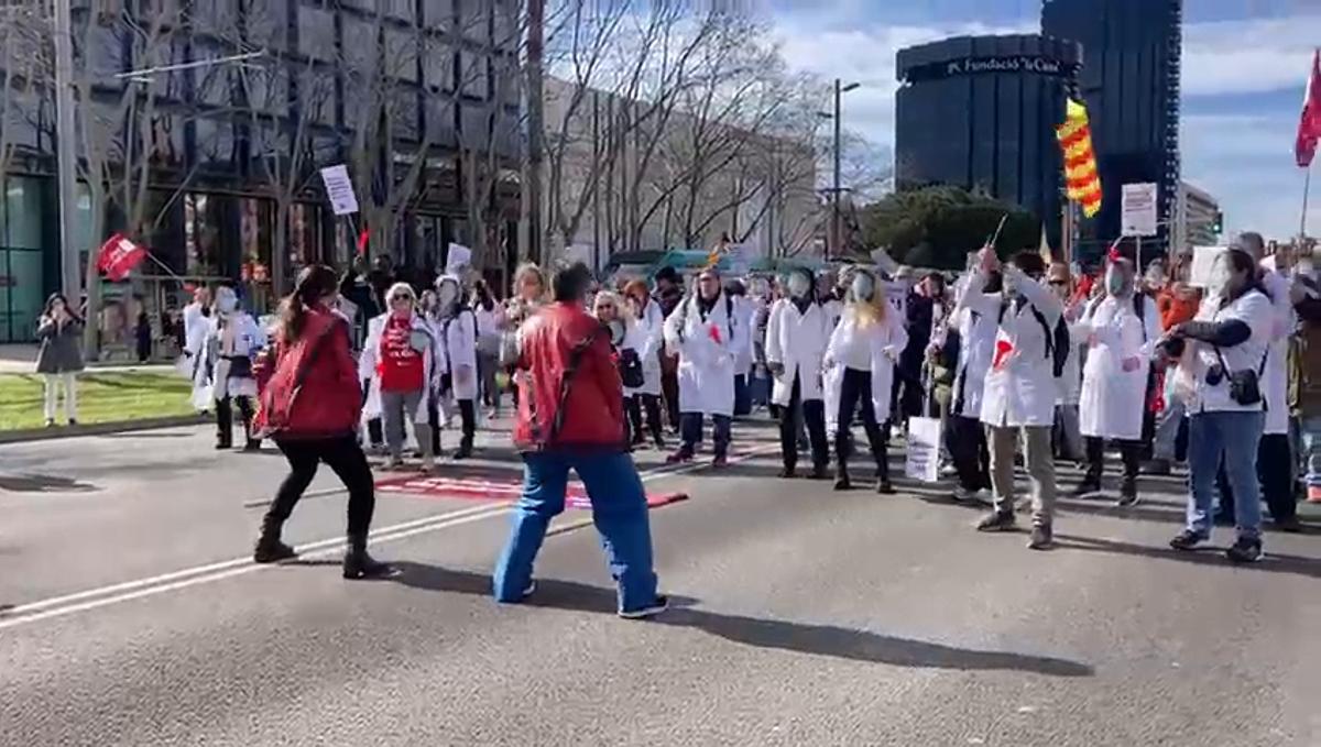 Los médicos en huelga bailan "Thriller" de Michael Jackson en una Diagonal cortada
