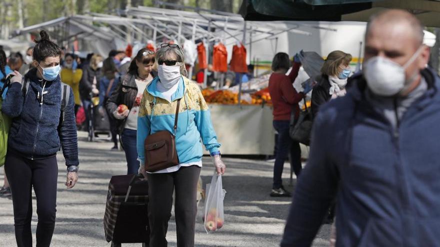 Diversos compradors ahir del mercat de la Devesa de Girona utilitzant màscares de protecció