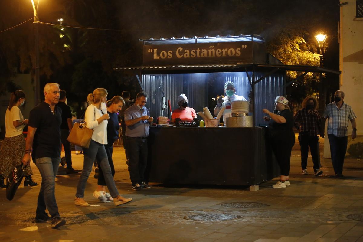 Uno de los puestos de castañas repartidos por Córdoba.