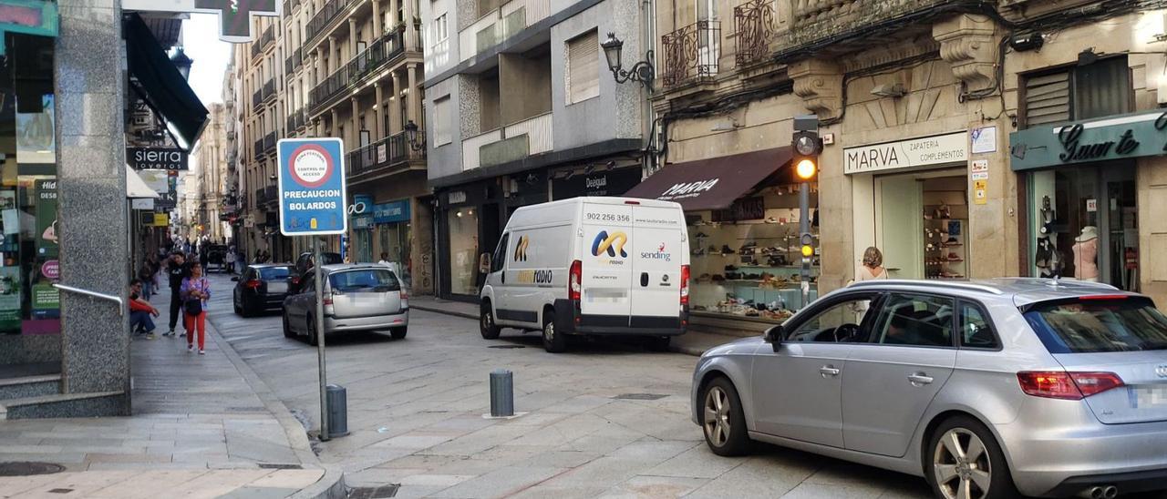 Vehículos entrando fuera de la hora de carga y descarga en la zona peatonal de Santo Domingo. |   // FERNANDO CASANOVA