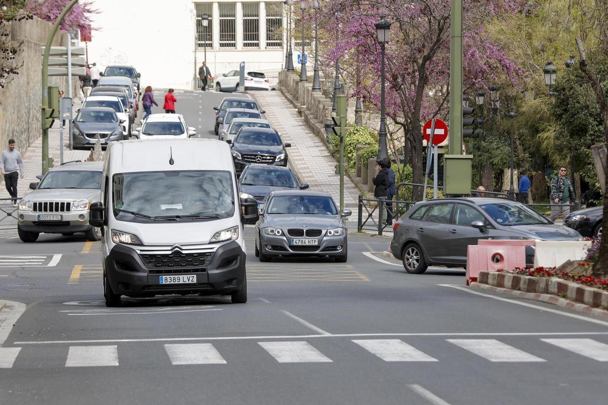 Vehículos rodando por el centro de Cáceres.