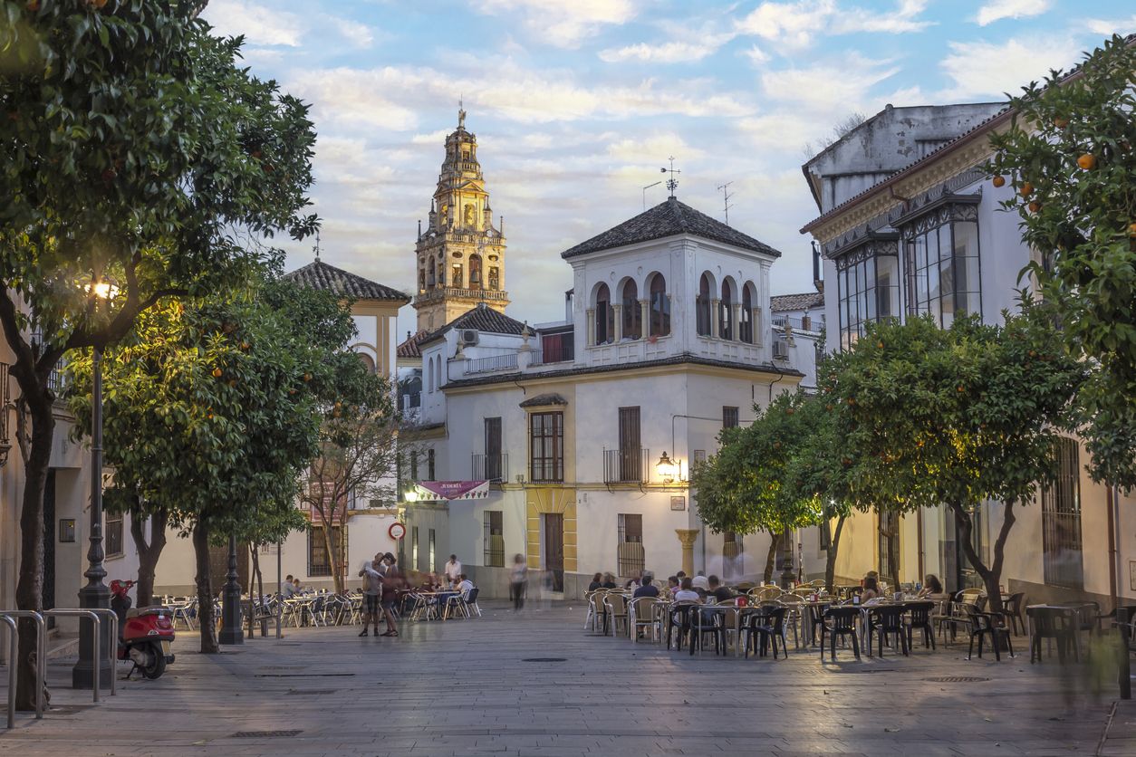 Calle judería y campanario de la Mezquita-Catedral de Córdoba.
