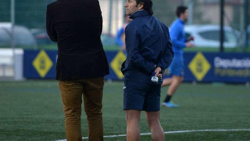 Roberto Feáns y Luisito, los encargados de confeccionar el equipo, dialogan durante un entrenamiento. // Gustavo Santos