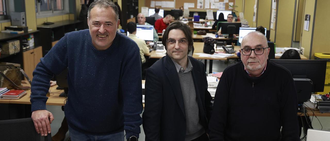De esquerda a dereita, Luis Davila, Kiko da Silva e Gogue na redacción de FARO