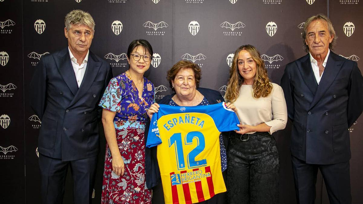 La viuda de Españeta, posando con una camiseta del Valencia
