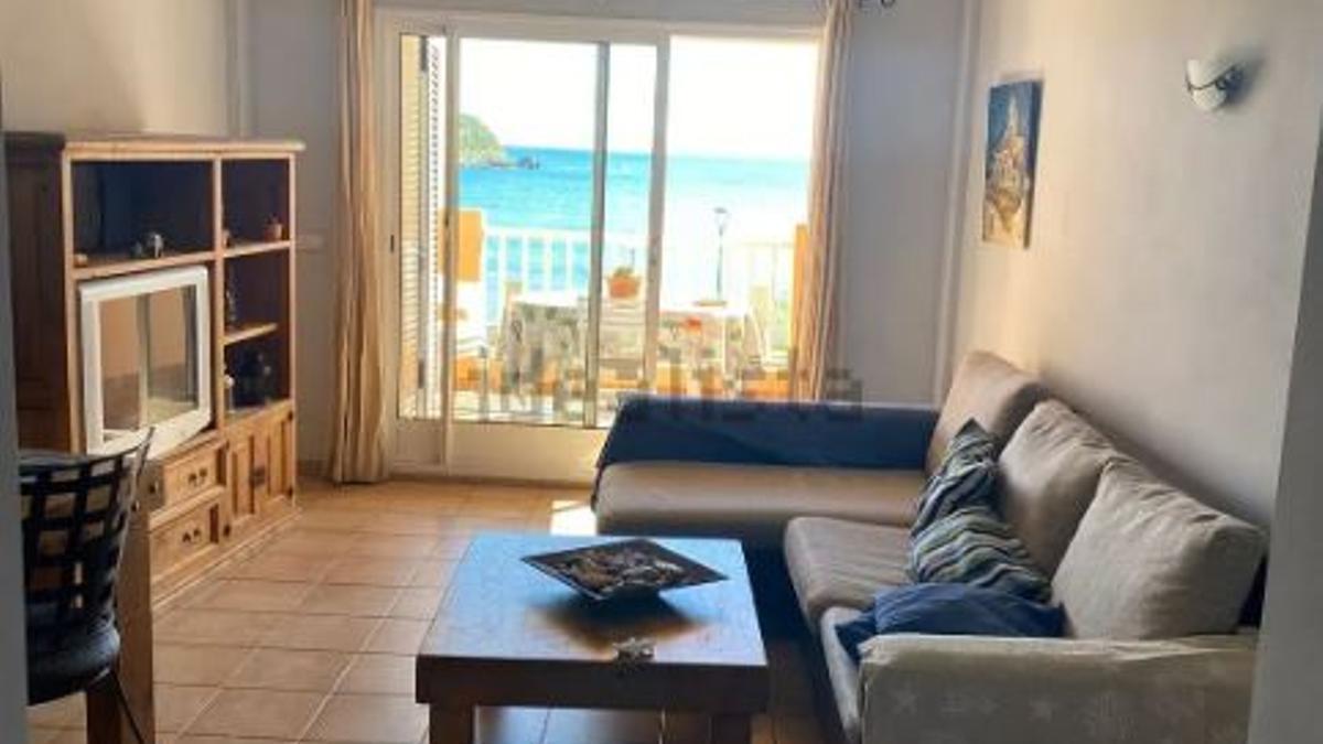 La casa cuenta con terraza y vistas al mar