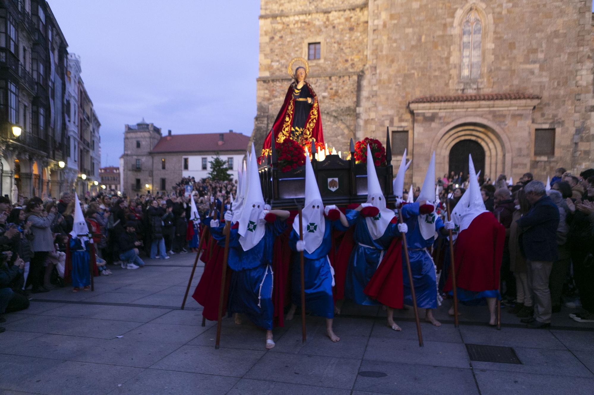 EN IMÁGENES: Así fue la procesión del Encuentro en Avilés