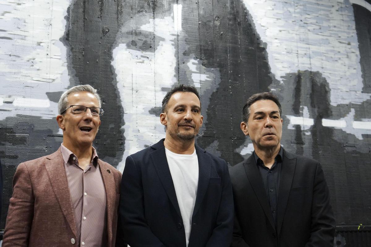 Amenábar, en el centro, en el acto celebrado hoy en la Complutense de Madrid.