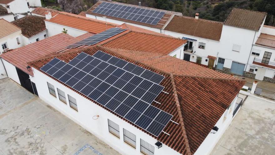 Vista de varios edificios con placas solares