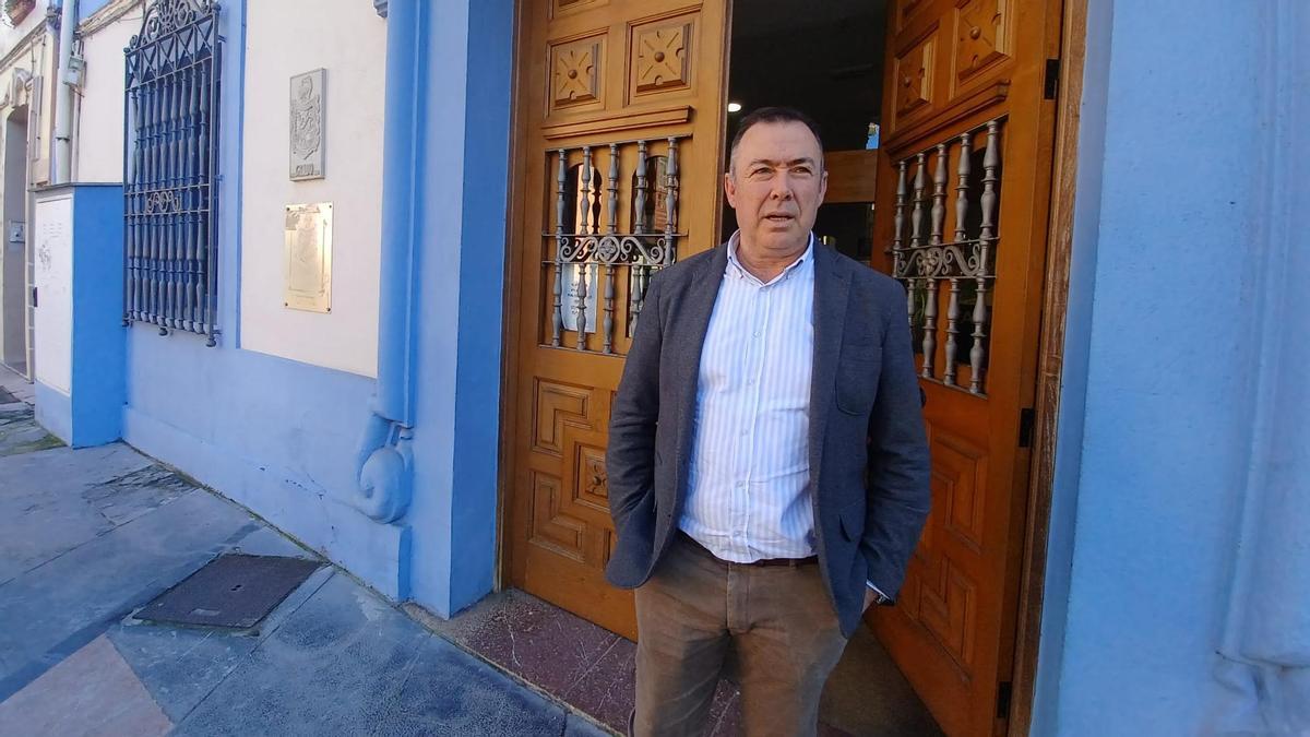 El alcalde, José Luis Trabanco, a la entrada del Ayuntamiento.