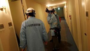 Miembros del servicio de ambulancias, en el pasillo de un hotel, tras el terremoto registrado en Iwaki, en la prefectura de Fukushima.