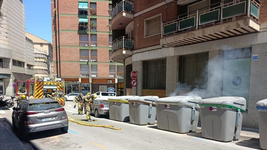 Un contenidor crema al carrer del Pujolet de Manresa aquest dijous a la tarda