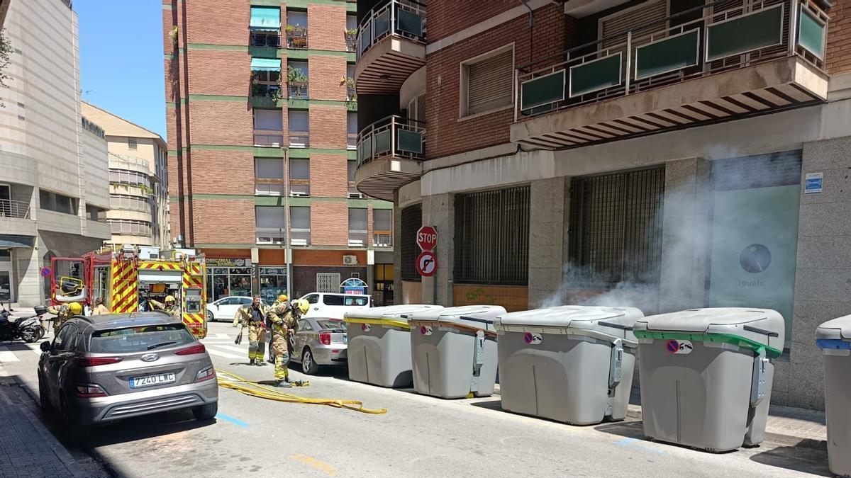 Un contenidor crema al carrer del Pujolet de Manresa aquest dijous a la tarda