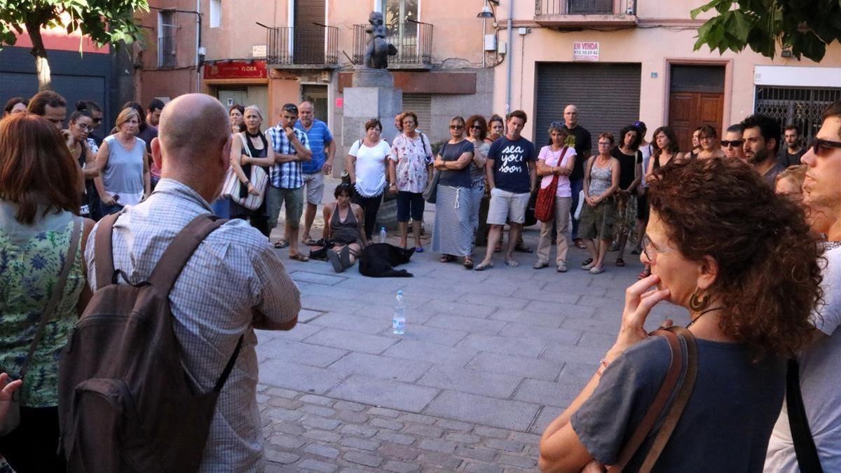 Encuentro en favor de la convivencia en la plaza de la Llibertat, en Ripoll, el 22 de agosto.