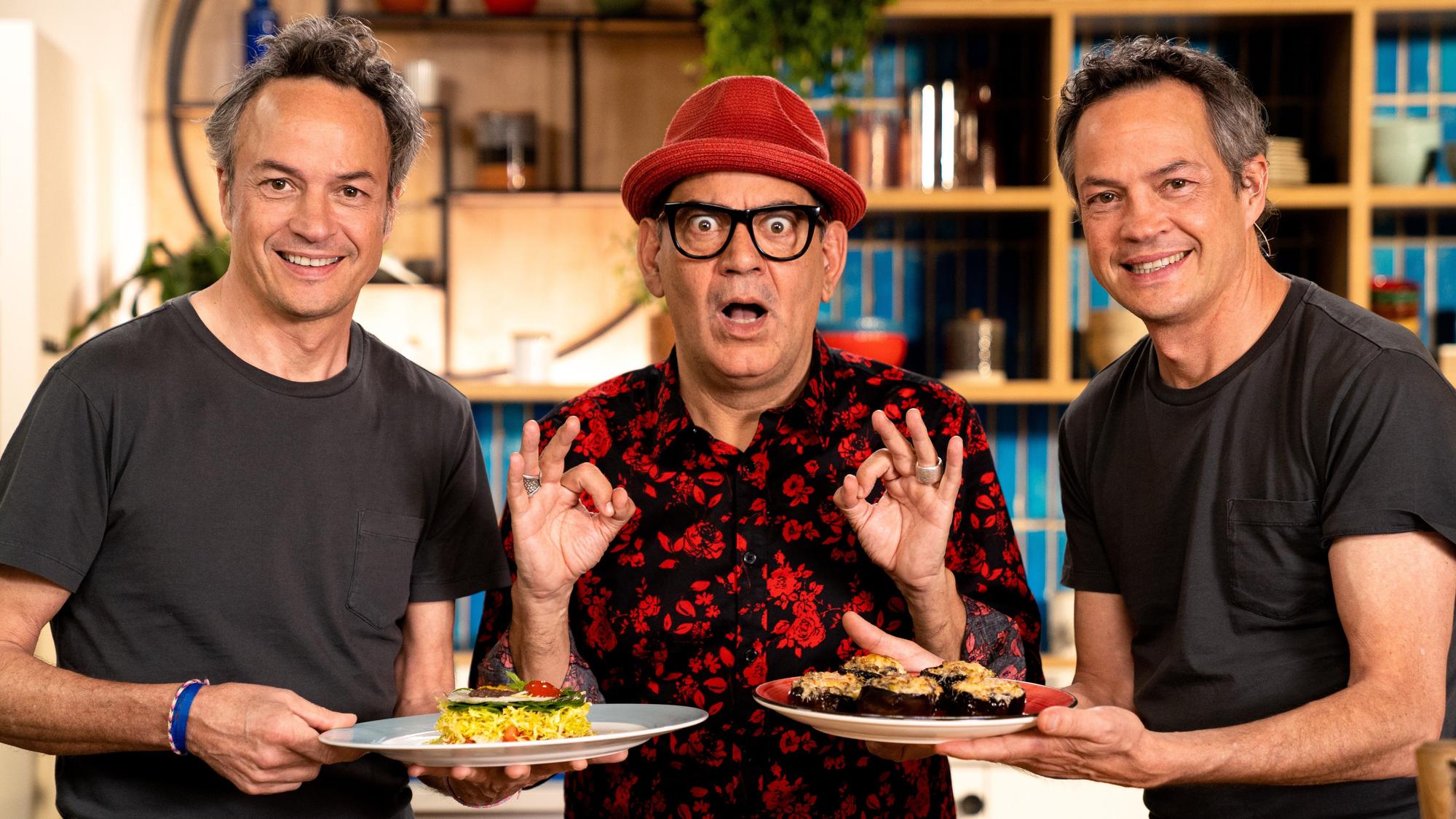 Los hermanos Torres y José Corbacho, con las recetas que han cocinado en 'Menudos Torres' (La 1).