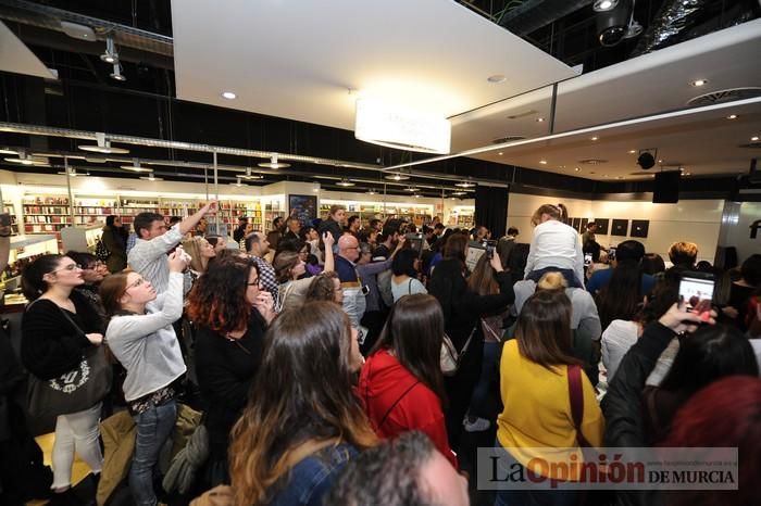 Rozalén, en la firma de discos y libros en FNAC